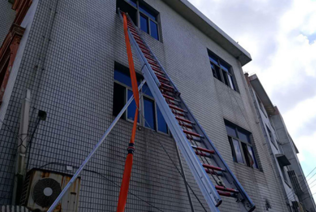 屋内突发火灾 男子逃生坠亡砸伤